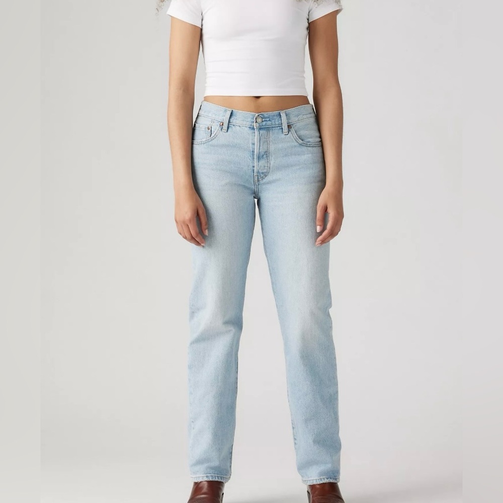 Levi's Women's Light Blue 501 90s Straight Leg Jeans